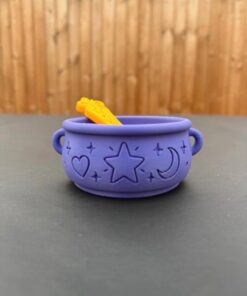 Klein keteltje met lepeltjes voor sensorisch spel door Colourful Play.